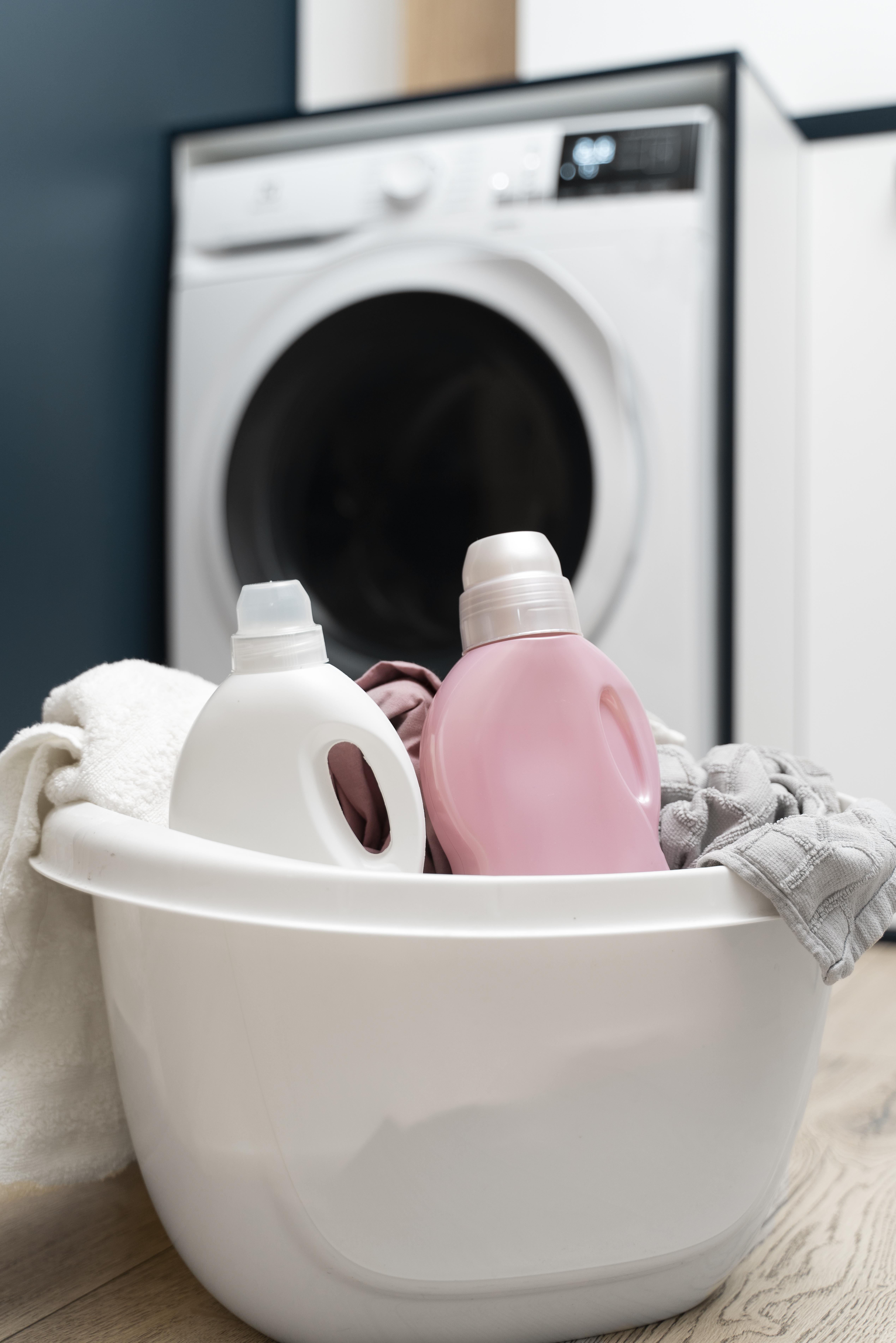 arrangement-clothes-basket-washing-room